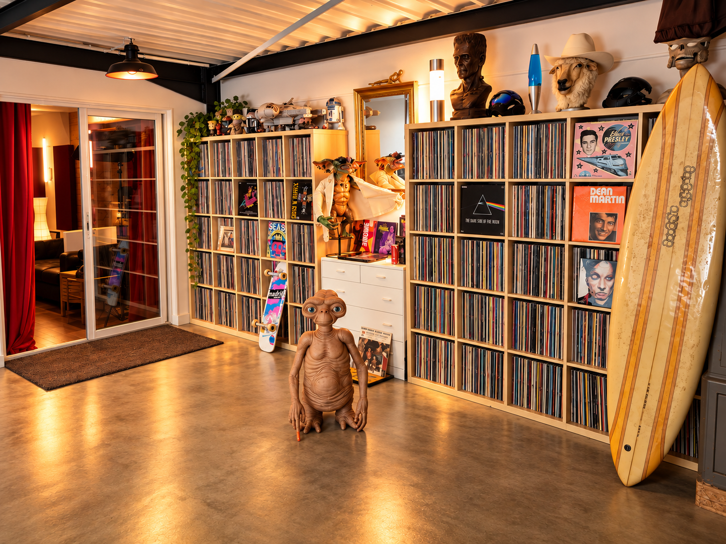 Espace détente du studio avec collection de vinyles